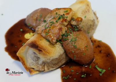 Crujiente de pato con peras y foie