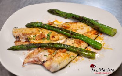 Llobarro a l’Esquena, a la planxa amb espàrrecs