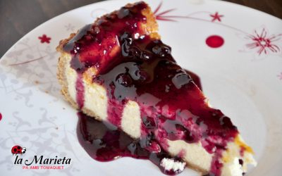 Ración de tarta de queso con mermelada de arándanos